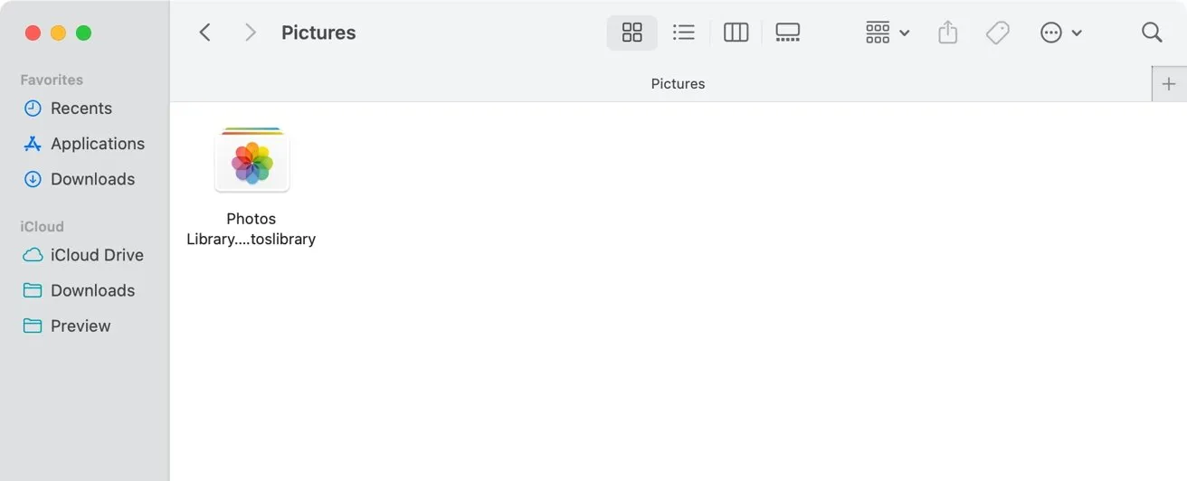 نمایی از پنجره Finder مک با فایل Photos Library در پوشه Pictures