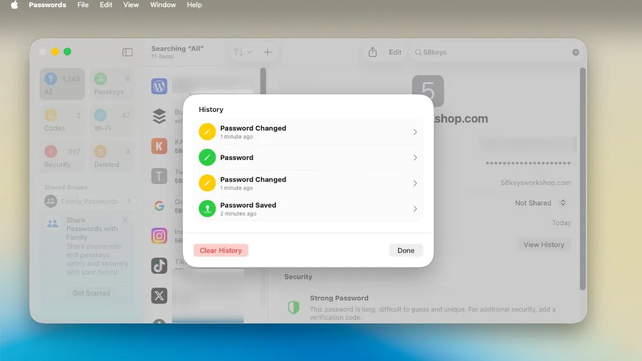 برنامه مدیریت رمز عبور که تاریخچه تغییرات و ذخیره رمزها را نشان می‌دهد، شامل گزینه حذف تاریخچه و دکمه تایید