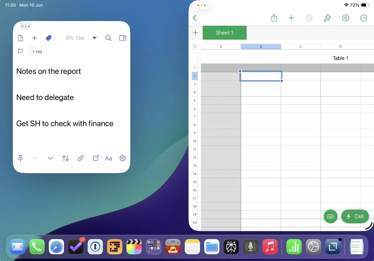 نمایش نمای صفحه با اپلیکیشن‌های یادداشت و صفحه گسترده، نوار وظیفه پایین صفحه با آیکون برنامه‌ها