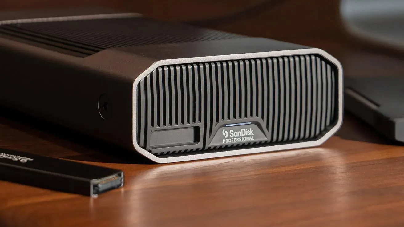 هارد اکسترنال سیاه با برند SanDisk Professional روی سطح چوبی