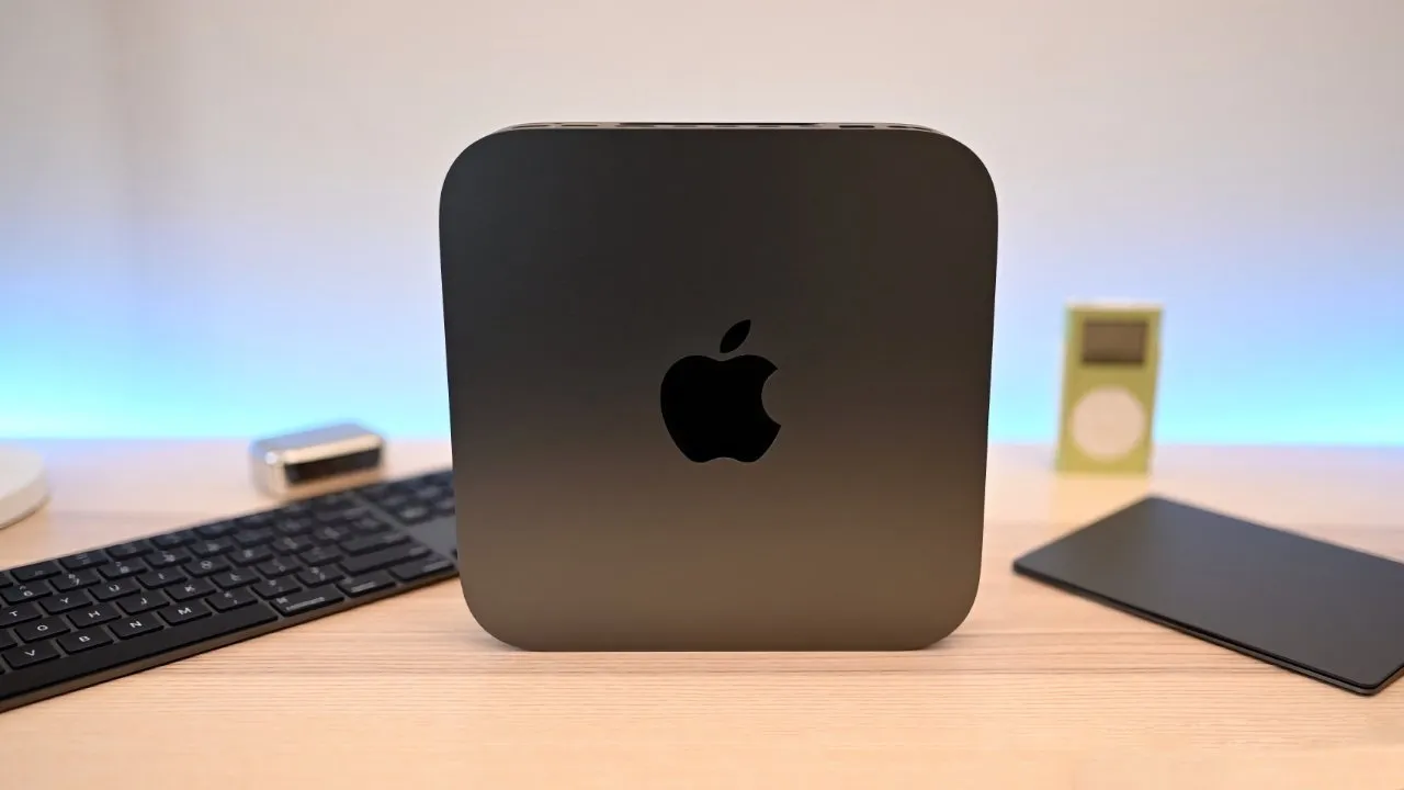 دستگاه مک مینی 2018 با لوگوی اپل روی میز کار