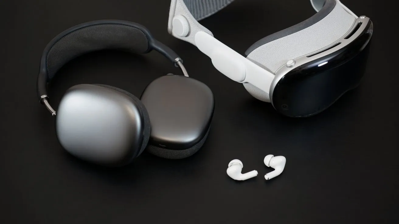 هدفون‌های خاکستری، هدست واقعیت مجازی سفید و ایرپادهای بی‌سیم در کنار یکدیگر روی سطح مشکی