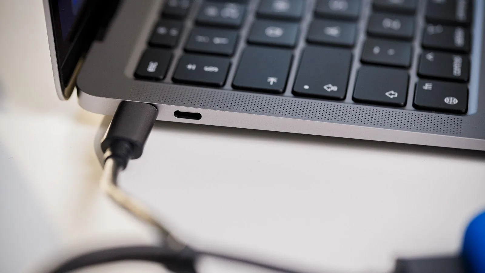 کابل USB متصل به مک‌بوک