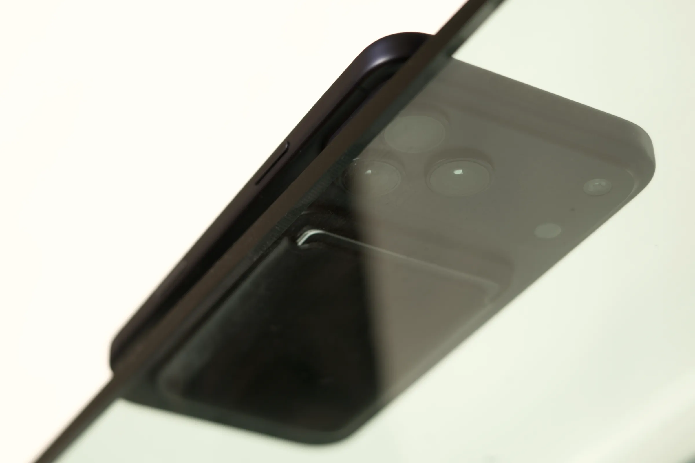 نمای آیفون 17 پرو مکس از زیر میز شیشه‌ای