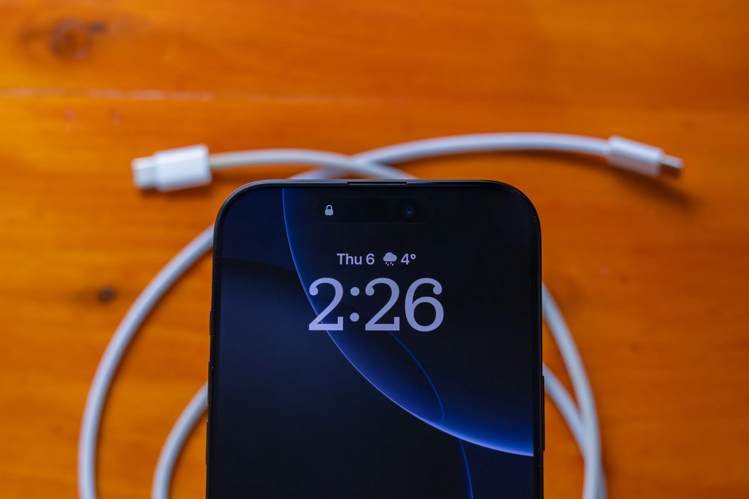 آیفون معلق بالای کابل USB-C