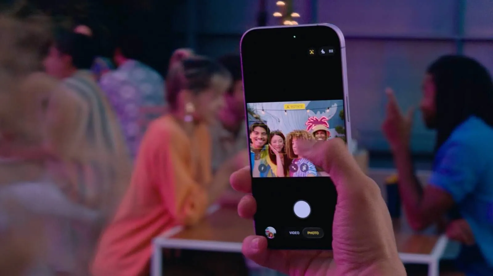 دوربین سنتر استیج آیفون 17 در حال عکاسی سلفی