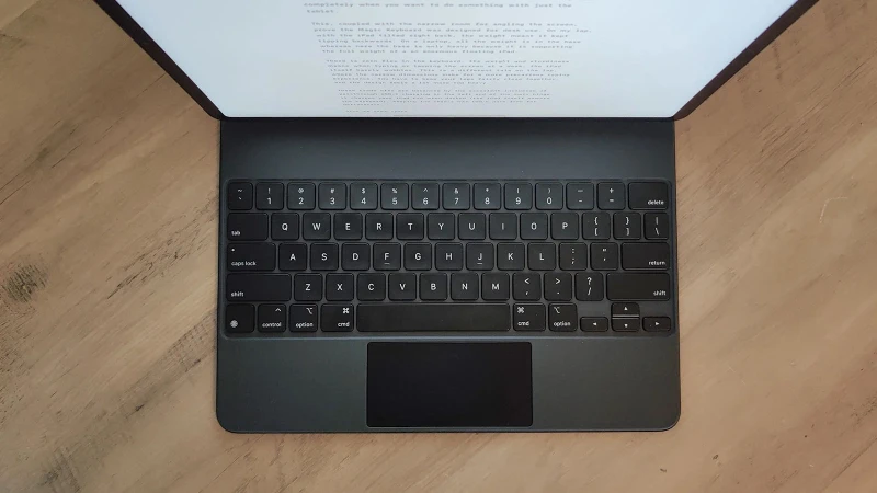 بررسی کامل صفحه کلید جادویی اپل برای آیپد پرو